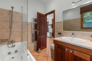 Mediterrane Villa mit Ferienvermietungslizenz in Portals Nous: Bad