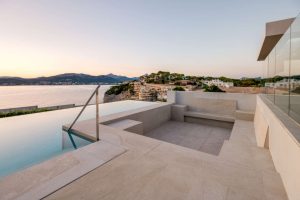 Luxusvilla mit Meerblick und Infinity-Pool in Santa Ponsa: Pool am Abend