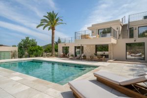 Neubauvilla mit Pool und Fernblick in Es Capdella: Außenansicht – Pool