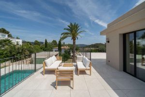 Neubauvilla mit Pool und Fernblick in Es Capdella: Terrasse – Pool